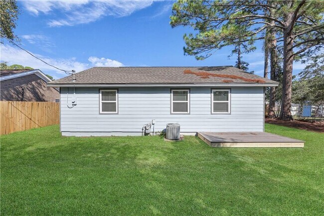 Building Photo - 19 Robin Hood Dr