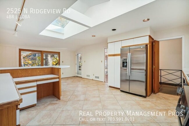 Building Photo - 2525 N Ridgeview Rd