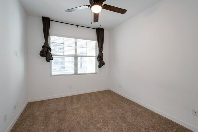 Building Photo - Like Brand New Luxurious Modern 3 Bedroom ...
