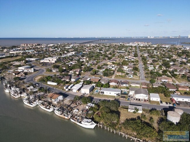 Building Photo - 711 S Shore Dr