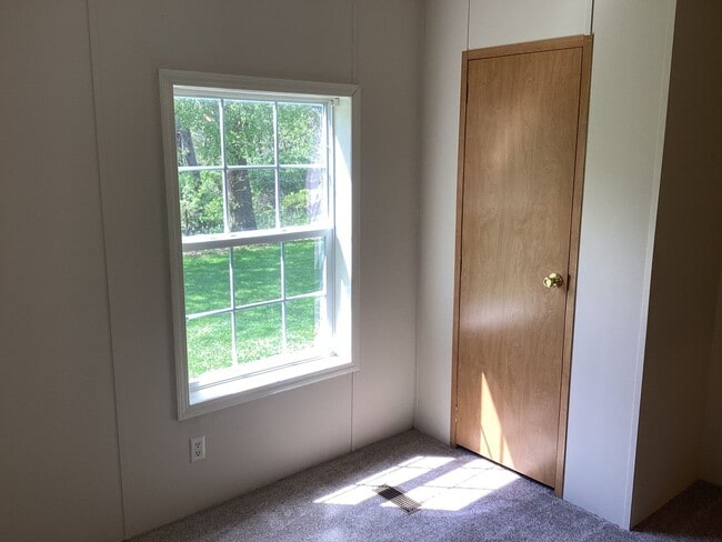 Building Photo - Three Bedroom House