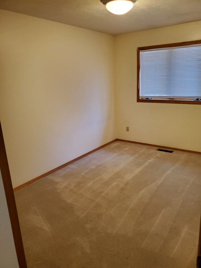 Building Photo - 2 Bedroom, 1 Bathroom Townhouse-Walking distance to MSU Campus