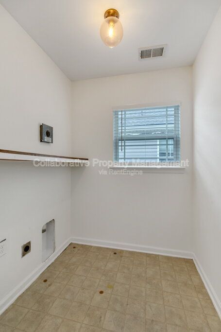 Building Photo - 590 Summer Hill Way