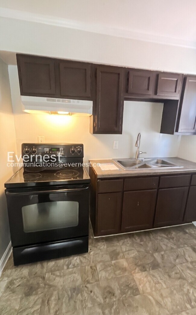 Building Photo - 2-Bed/1-Bath/Voucher Accepted/Available Soon!