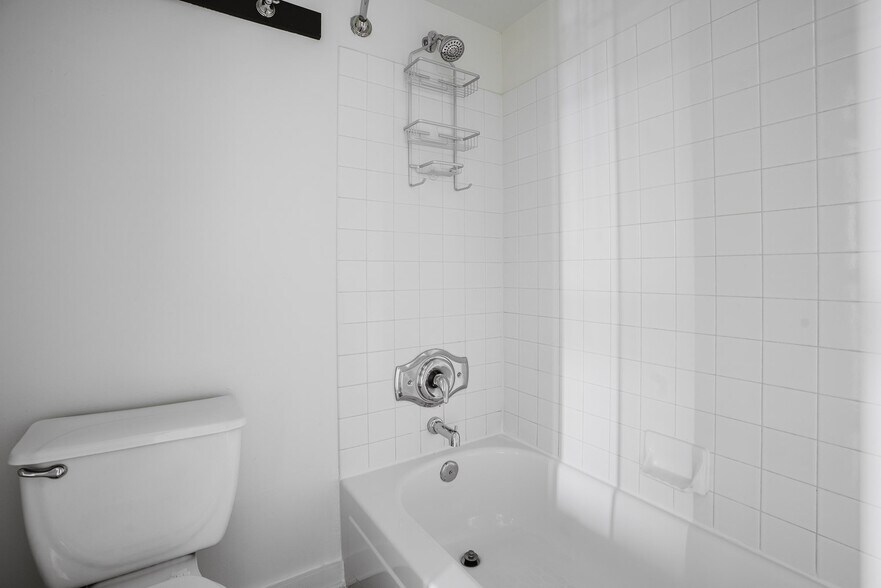 Building Photo - 4650 Washington Blvd