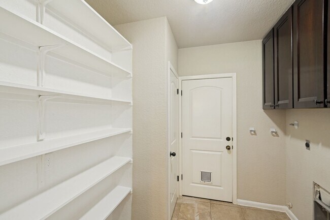 Building Photo - BEAUTIFUL 3-BEDROOM, SINGLE STORY HOME IN HIDDEN FOREST