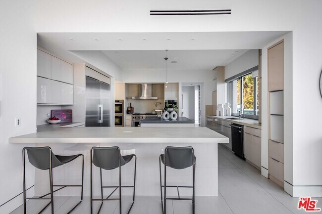 Building Photo - 770 Paseo Miramar