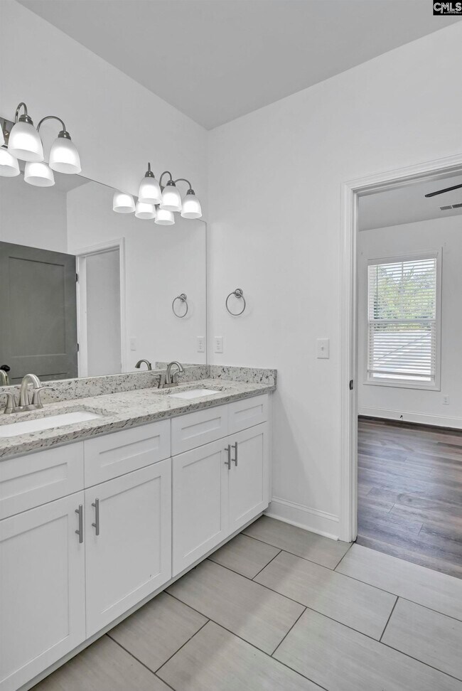 Building Photo - 2035 Rosewood Dr