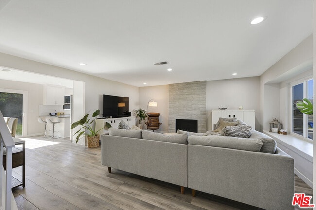 Building Photo - 19358 Alcona St