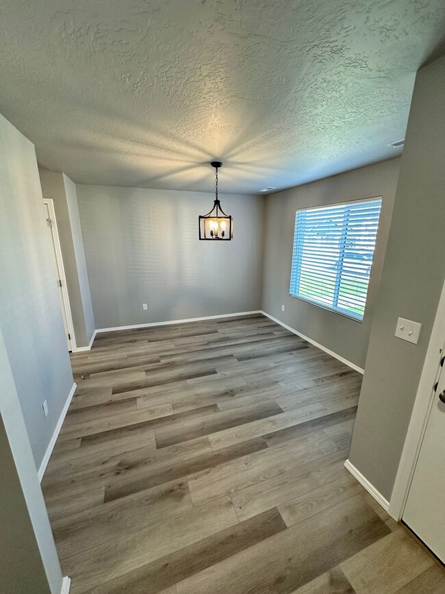 Building Photo - 3 Bedroom and 2 bath located in a vibrant,...