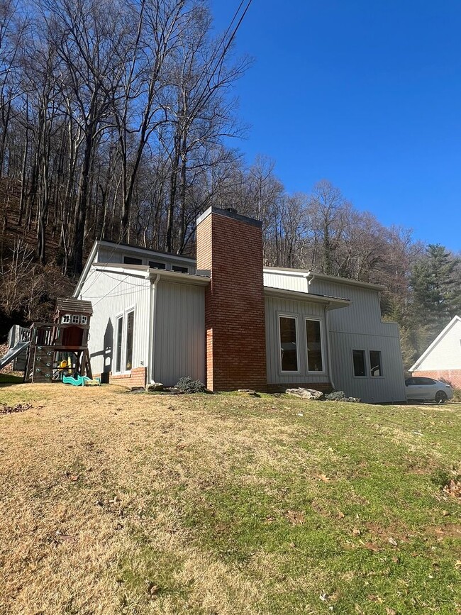 Building Photo - Three bedroom single family home