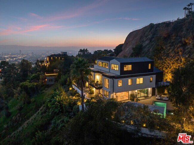 Building Photo - 8080 Laurel View Dr