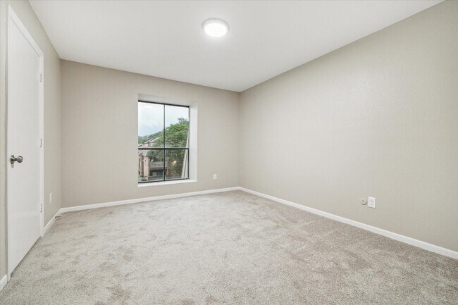 Building Photo - 3085 Walnut Bend Ln
