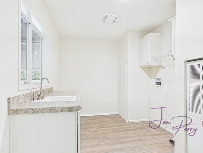 Building Photo - Large Spacious 5 Bedroom House with Fenced Yard