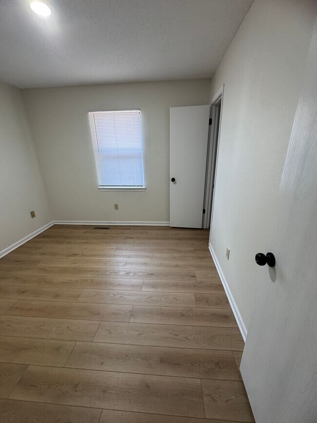 Building Photo - 680-682-682 Country Squire Ct