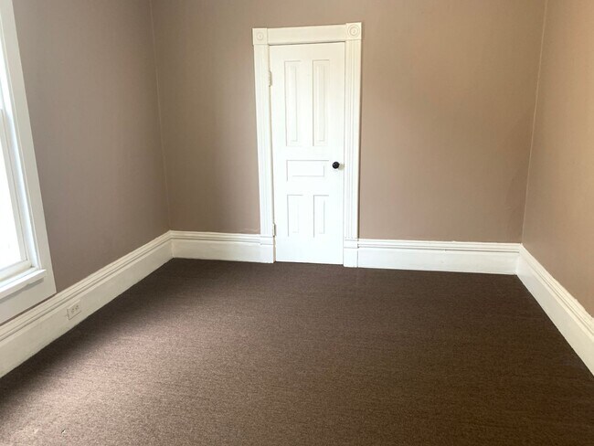 Building Photo - Upper Three Bedroom on NW Side of Grand Ra...