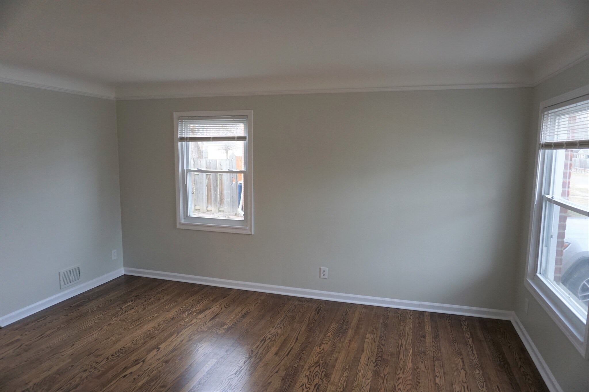 Building Photo - 340 Parkview Dr