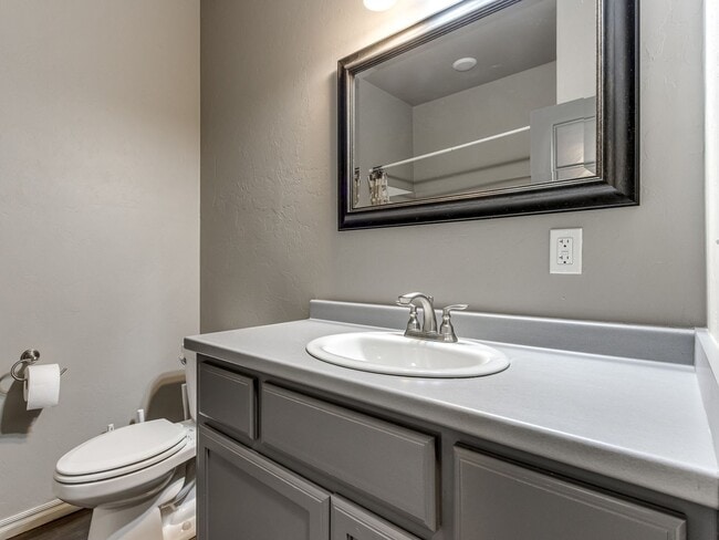 Building Photo - Newer Home + Putnam City Schools + 3 bedrooms
