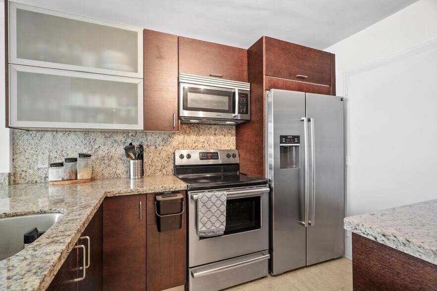 Building Photo - 1228 West Ave