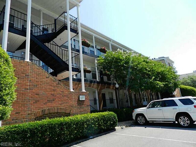 Building Photo - Top Floor Condo in Gated Community!