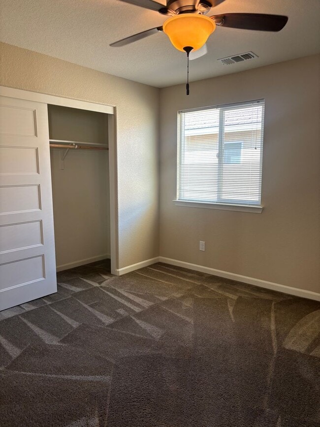 Building Photo - Beautiful 3 bedroom, 2.5 bathroom Home