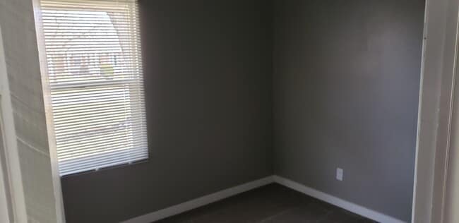 Building Photo - 3 Bedroom 1 bath