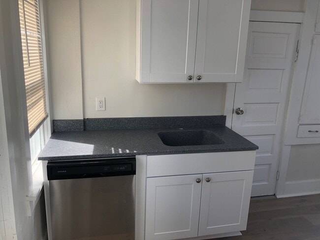 Building Photo - 1BR House- Small- Renovated