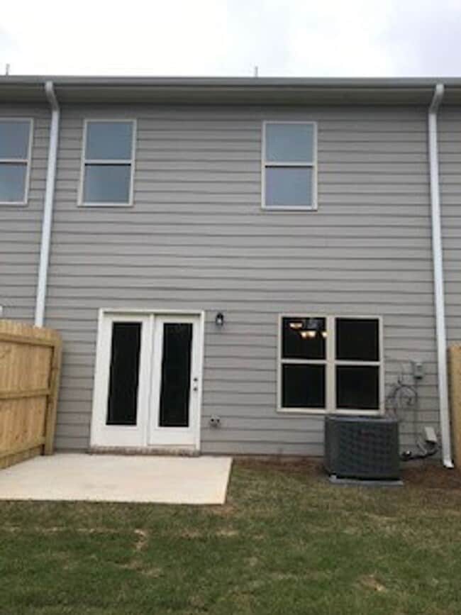 Building Photo - 3 Bedroom Townhome in Jonesboro!