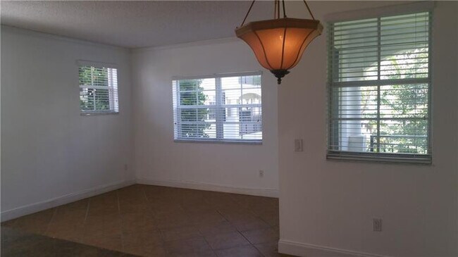 Building Photo - 3255 NE 184th St