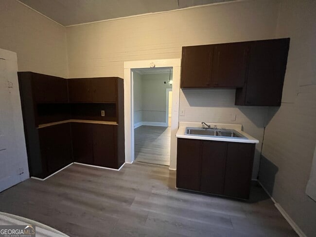 Building Photo - 910 Truitt Ave