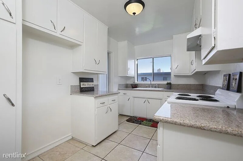 Building Photo - 400 E Live Oak St