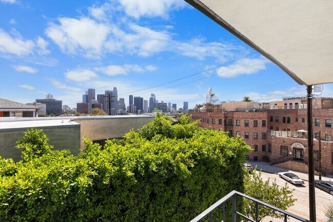 Building Photo - This beautifully updated 1 bed / 1 bath apartment in Echo Park is now available!