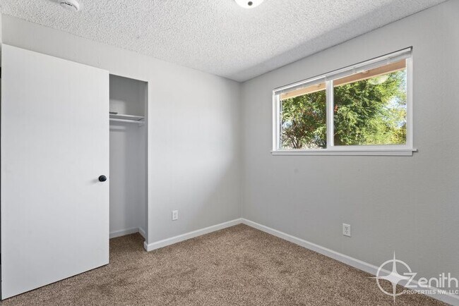 Building Photo - 8805 NE 90th Ave