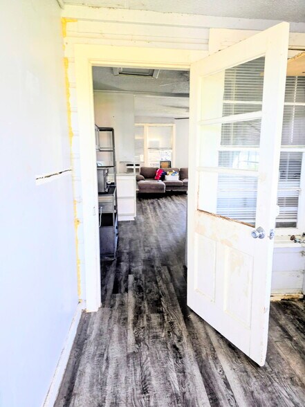 Building Photo - 1318 W 10th St