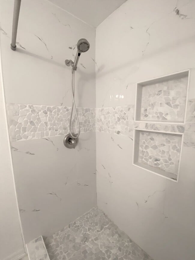 Building Photo - 3Bed/2 Bath Well kept and Upgraded! ( Mcal...