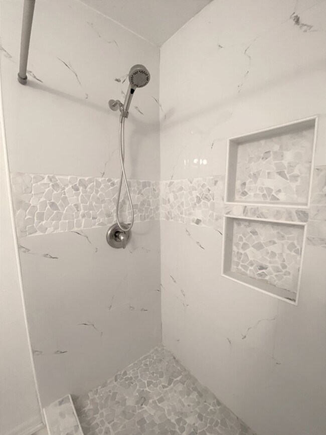 Building Photo - 3Bed/2 Bath Well kept and Upgraded! ( Mcallen TX )