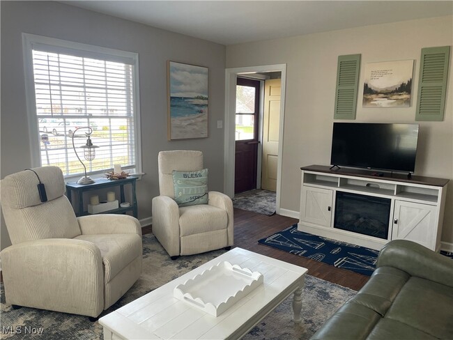 Building Photo - 2542 W 8th St