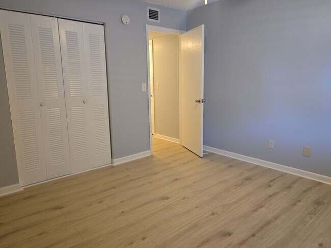 Building Photo - 160 Live Oak Woods Ct