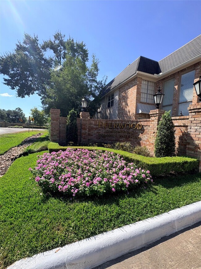 Building Photo - 2230 S Piney Point Rd