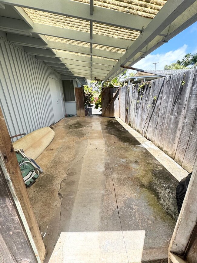 Building Photo - Ready for move in! Utilities included! One...