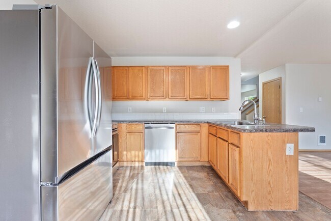 Building Photo - Beautiful 4bed/2.5bath - 1/2 OFF First months rent!