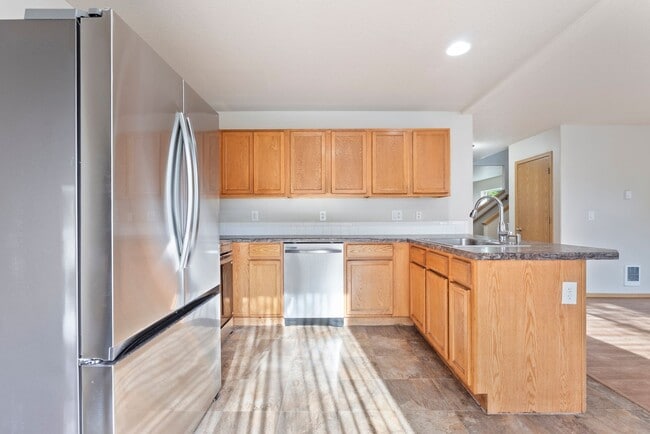 Building Photo - Beautiful 4bed/2.5bath