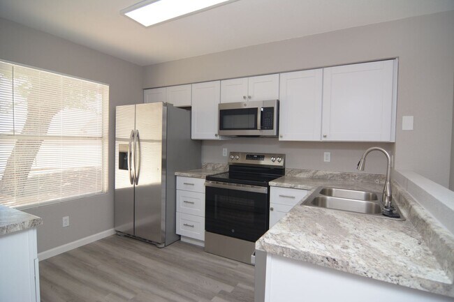 Building Photo - Remodeled 3 Bedroom 2.5 Bath House! West T...