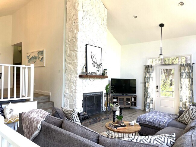 Building Photo - 3 bedroom, 3 bath unfurnished or furnished...