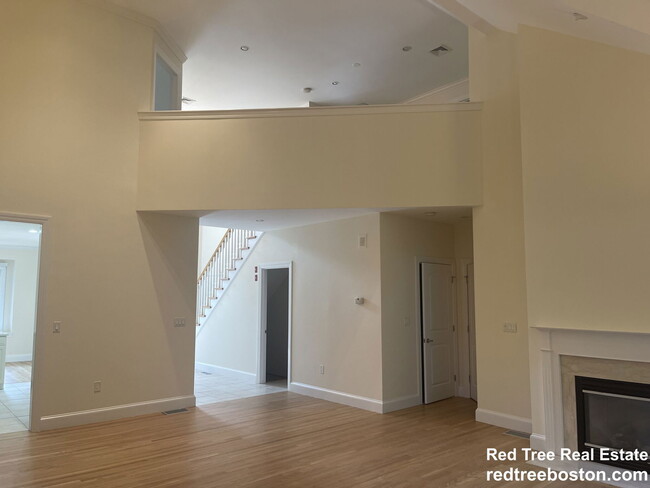 Building Photo - 900 W Roxbury Pkwy