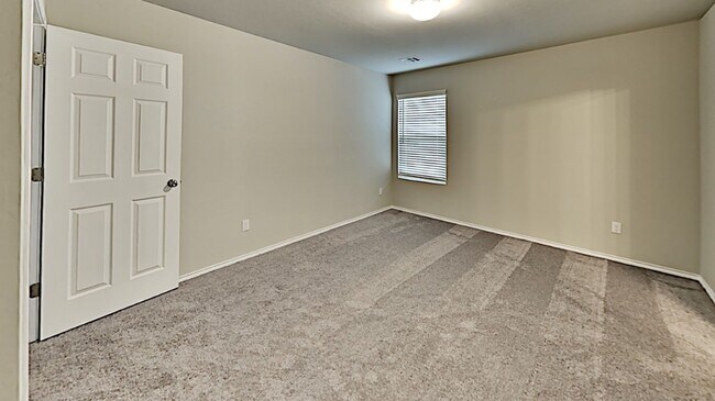 Building Photo - Very Nice 3 Bedroom 2 Bath Home in Yukon Schools