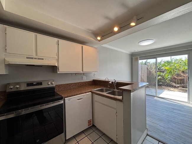 Building Photo - Spacious 3BD/2.5BA Townhouse in UTC W/ 2-C...