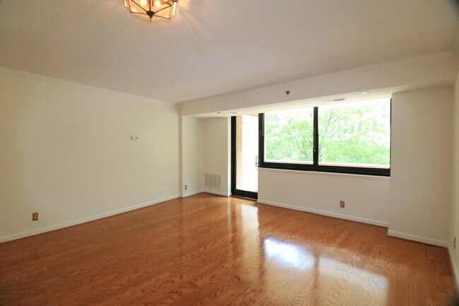 Building Photo - 1805 Crystal Dr