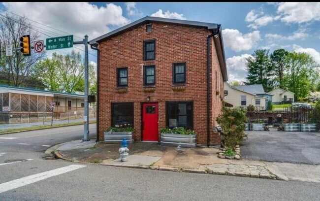 Primary Photo - 401 W Main St