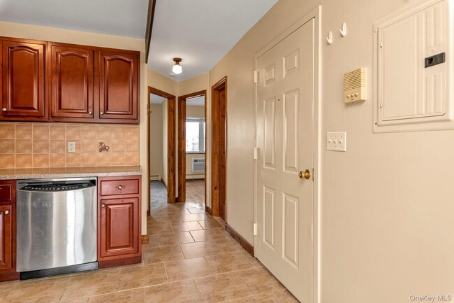 Building Photo - 69-21 62nd Dr